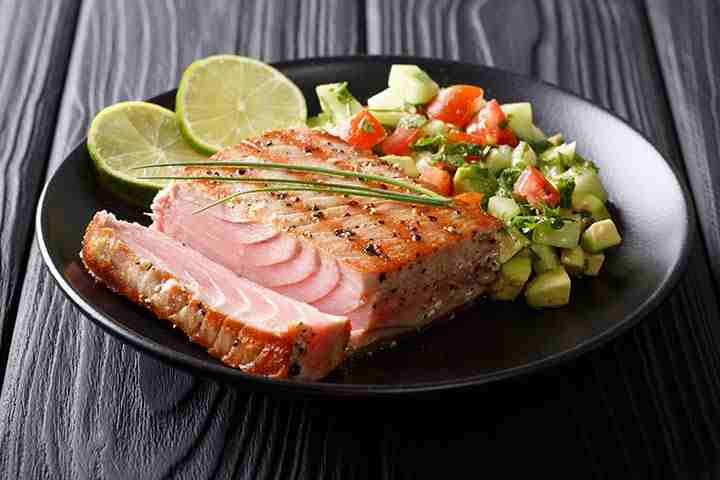 Grilled tuna with avocado and cucumber